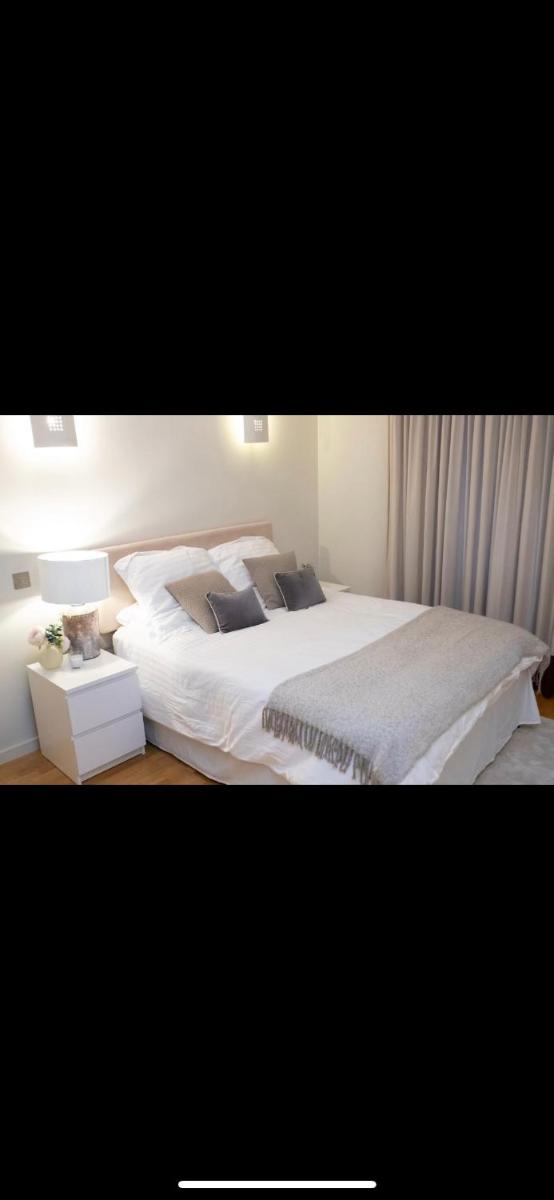 London Luxury 1 Bedroom Apartment minutes walk from Canary Wharf - Housity