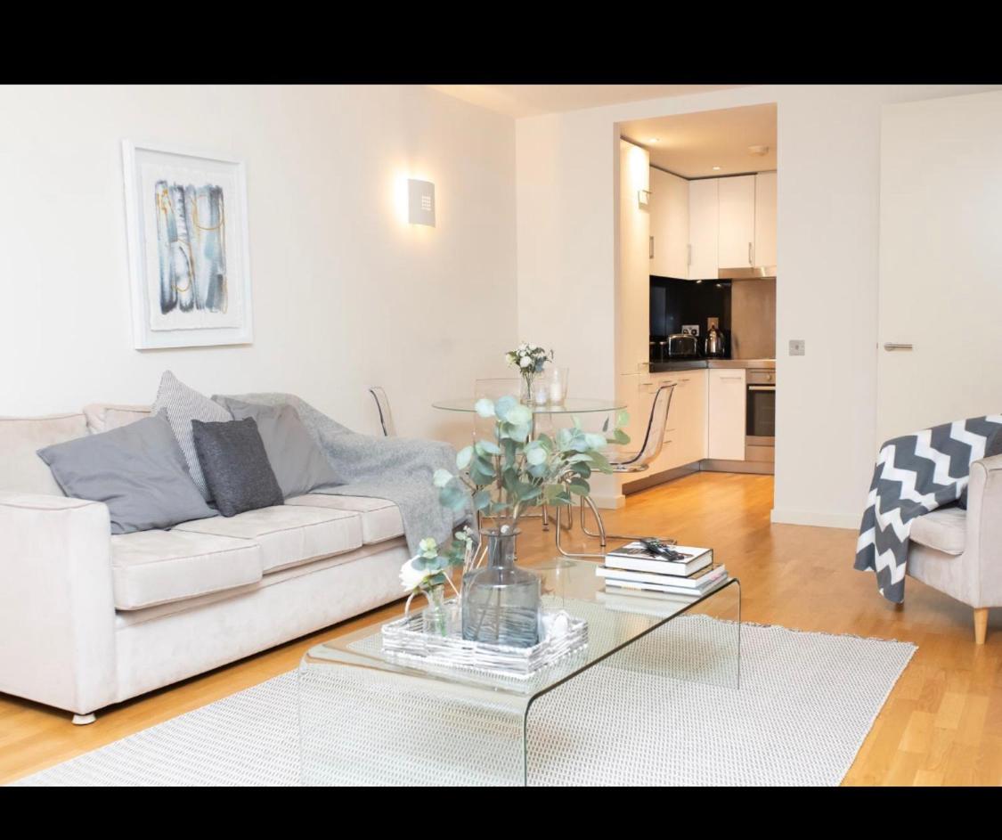 London Luxury 1 Bedroom Apartment minutes walk from Canary Wharf - Housity