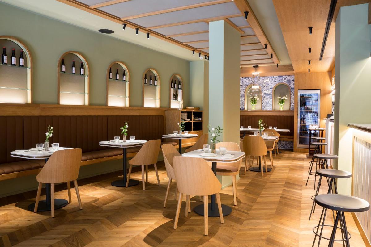 Un restaurante o sitio para comer en EME Catedral Mercer Hotel