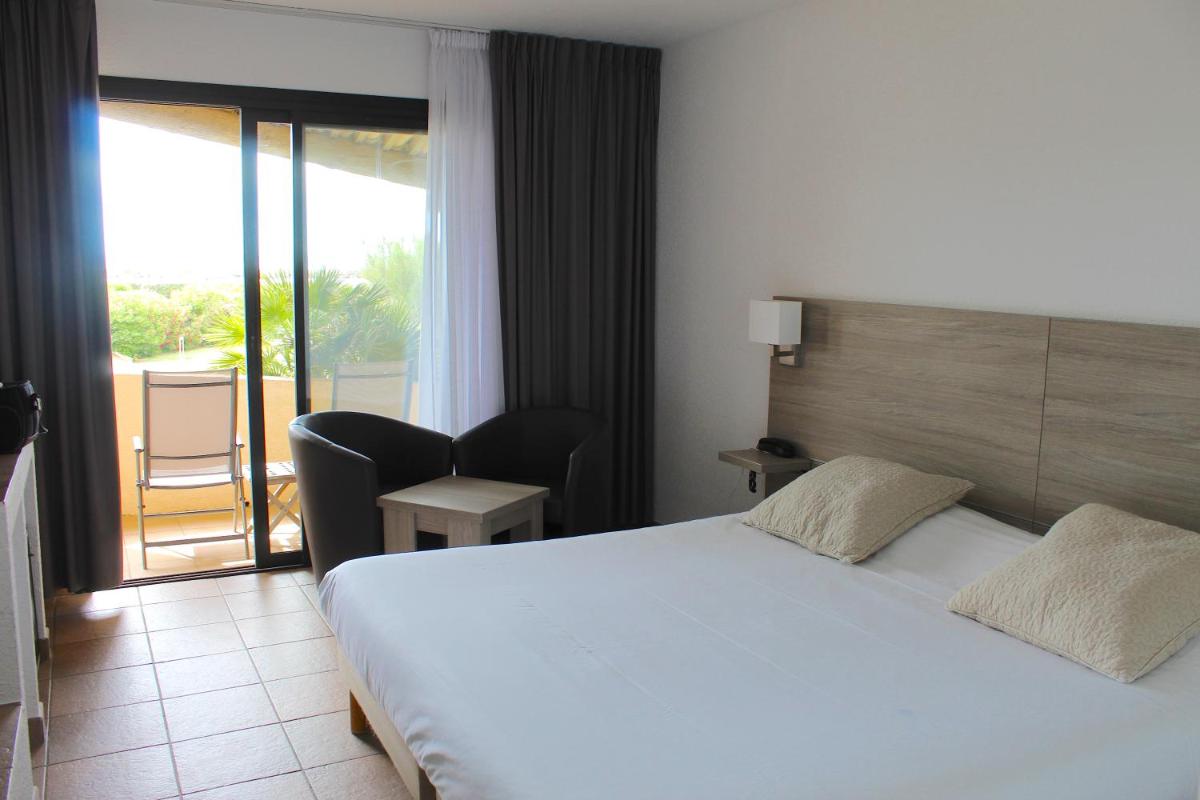 une chambre d'hôtel avec un lit et un balcon dans l'établissement Thalacap Camargue, à Saintes-Maries-de-la-Mer 20 autres photos