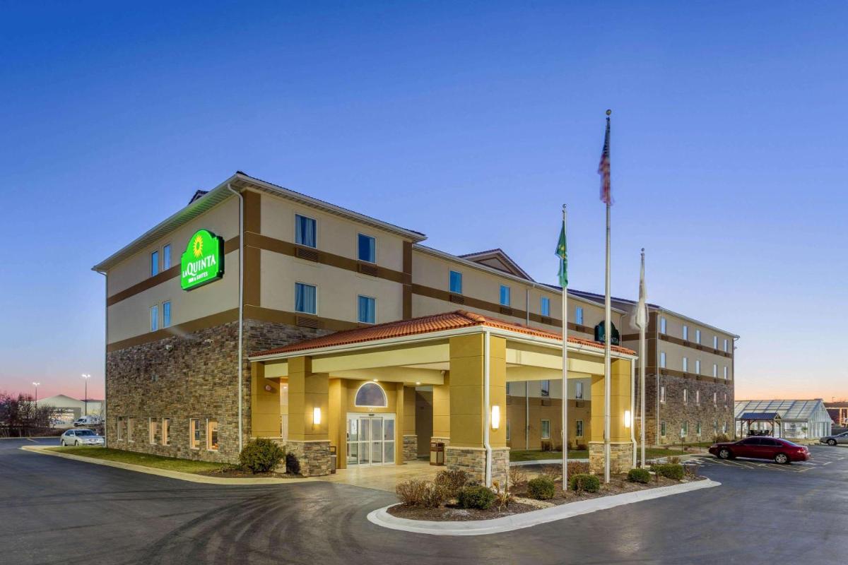 La Quinta by Wyndham Rockford - Housity