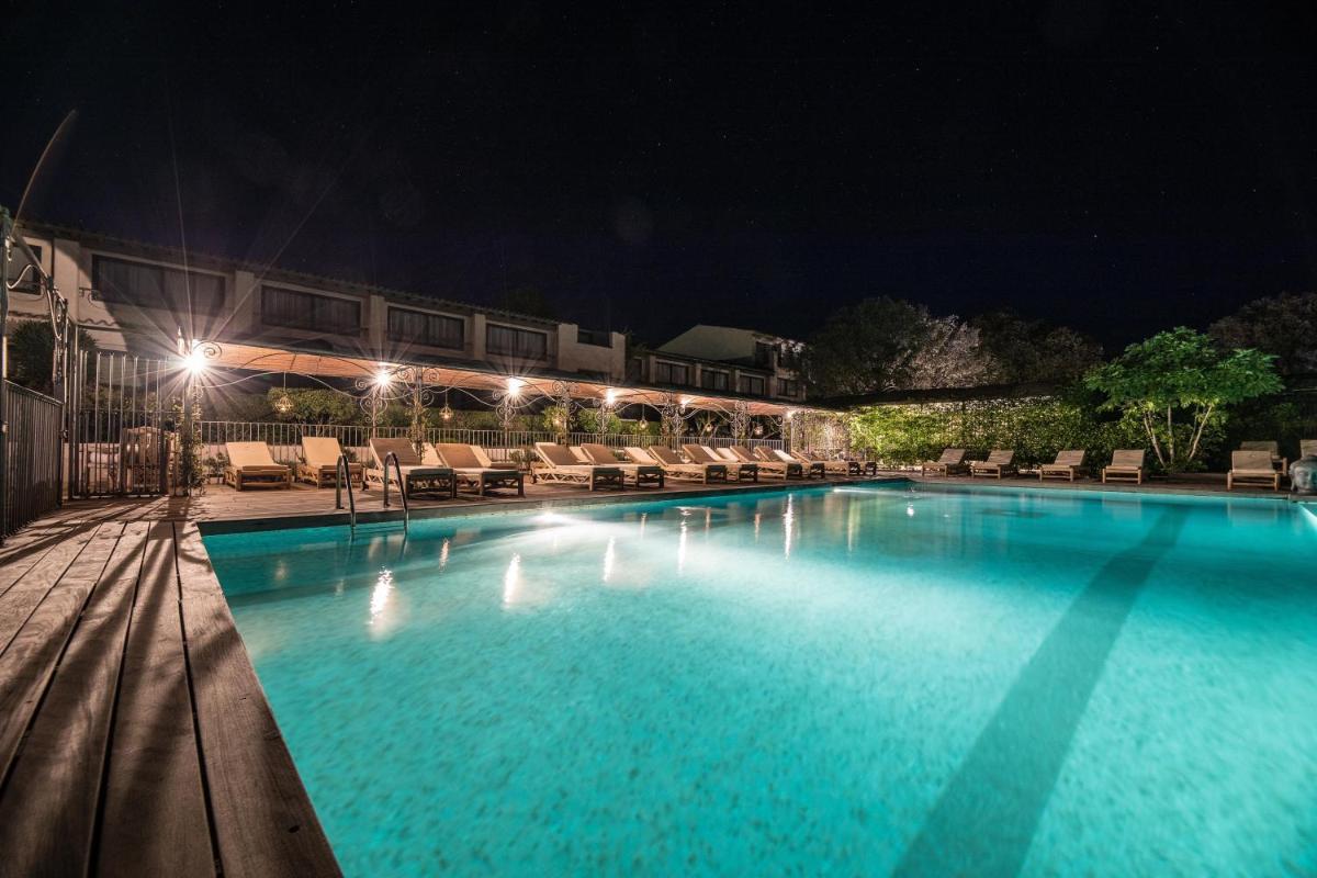 Piscine de l'établissement Hôtel Le Roi Théodore & Spa ou située à proximité