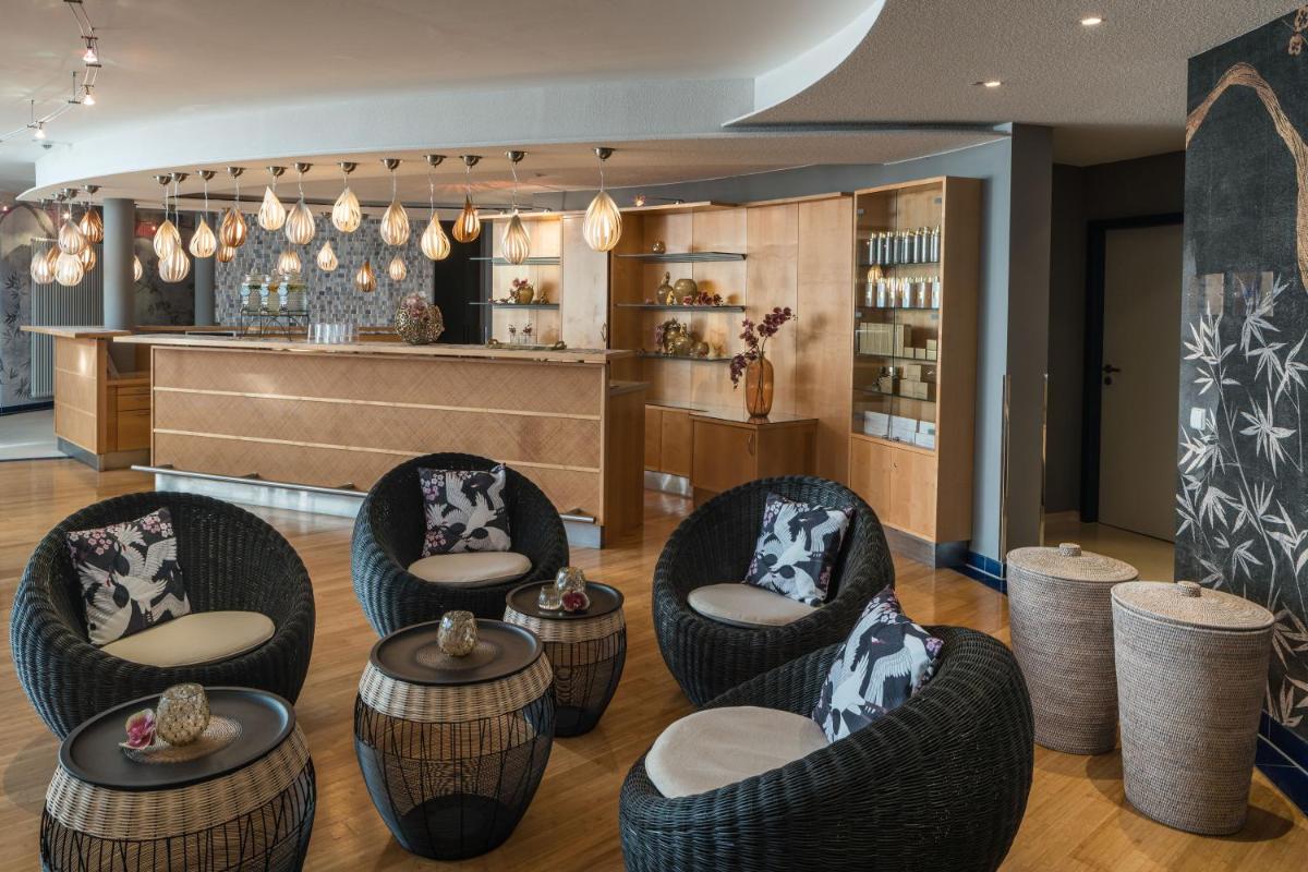 Ein Sitzbereich in der Unterkunft Parkhotel Adler