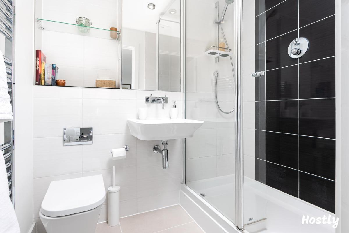 Elephant Court - Comfortable, spacious house with parking - Housity