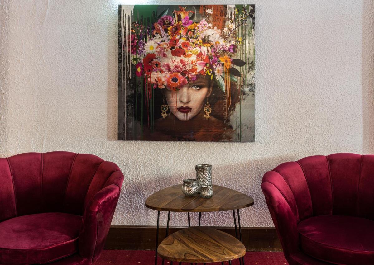 Ein Sitzbereich in der Unterkunft Parkhotel Adler