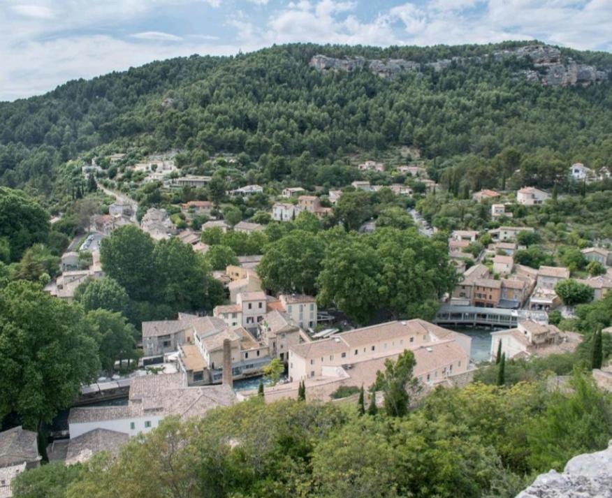 Vue panoramique sur le château,montagne et grottes - Housity