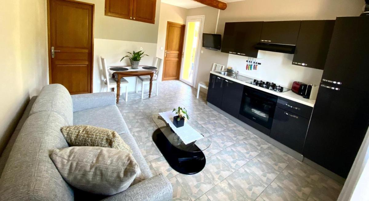 Vue panoramique sur le château,montagne et grottes - Housity