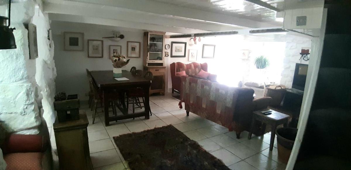 Cozy Carbence Cottage - Housity