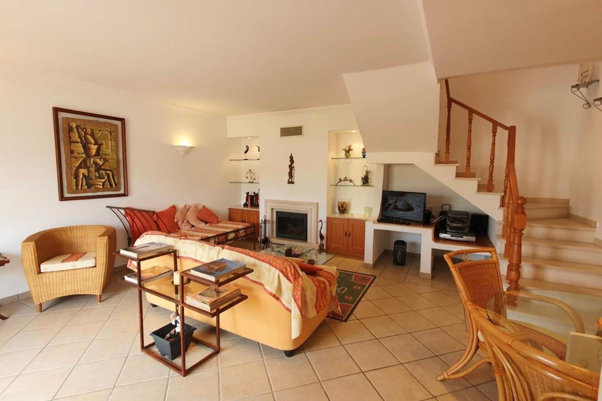 LovelyStay - Alto dos Caliços 2BR House with Garden - Housity