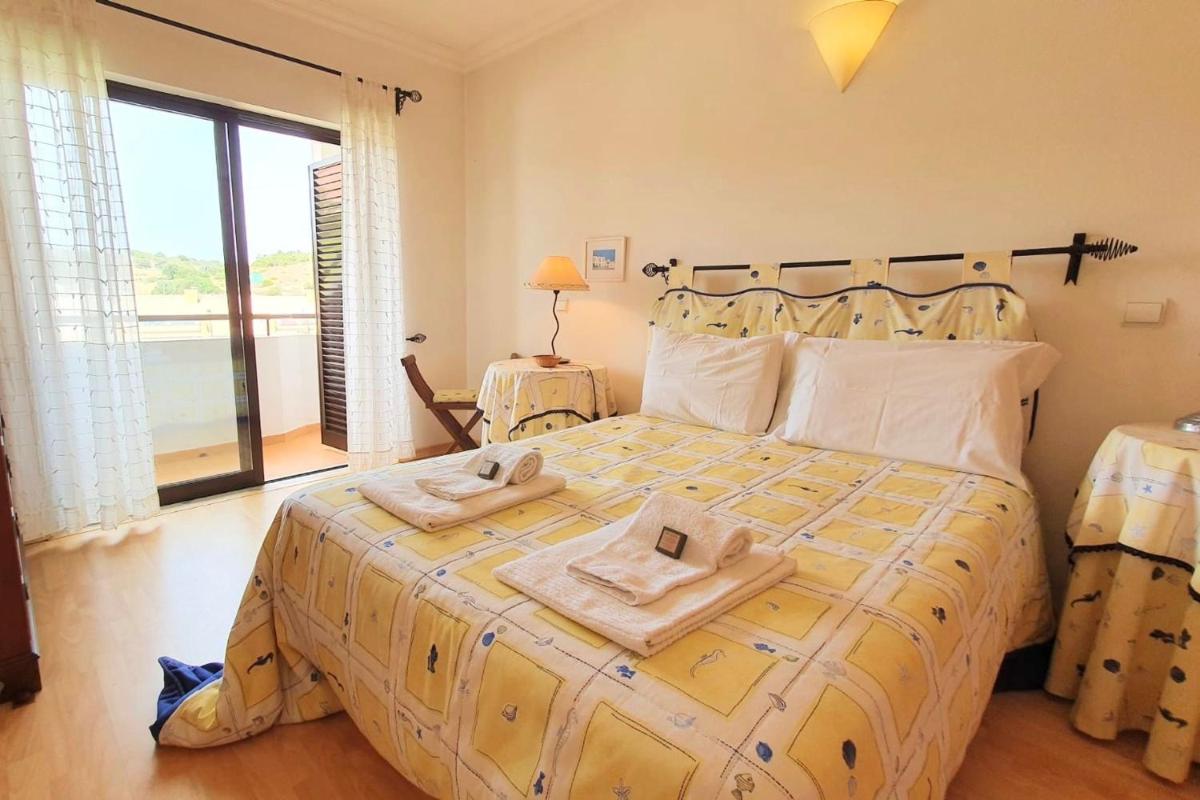 LovelyStay - Alto dos Caliços 2BR House with Garden - Housity
