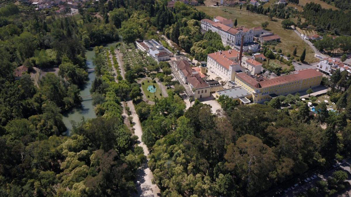 Uma vista aérea de Hotel Termas da Curia