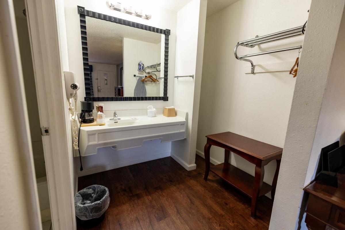 American Inn & Suites Russellville - Housity