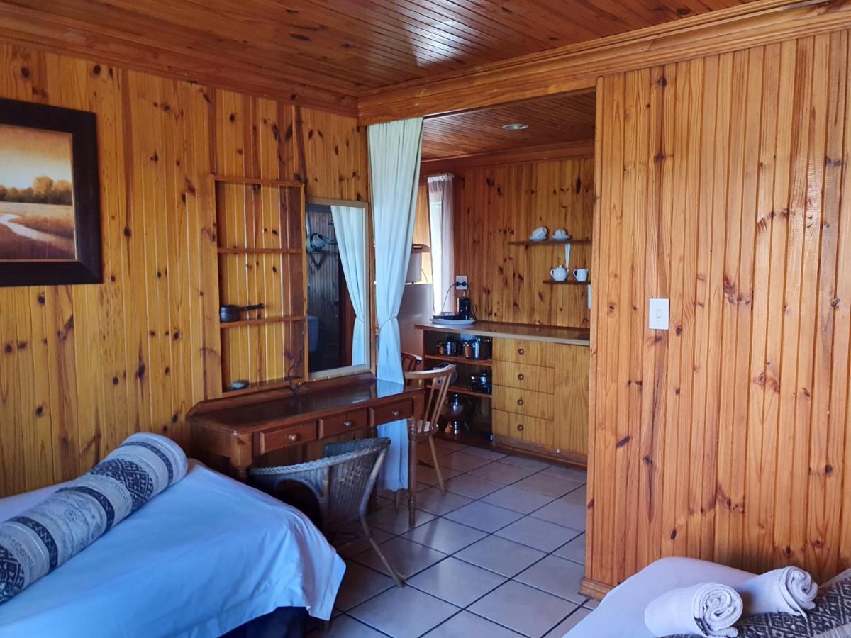 Lakeside Accommodation - Housity