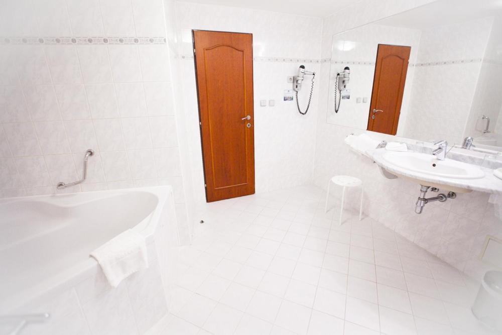 AGH Hotel - Housity