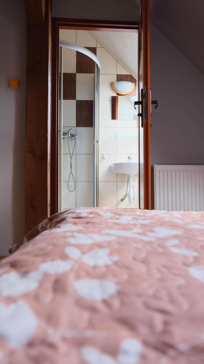 Chata na końcu świata - Housity