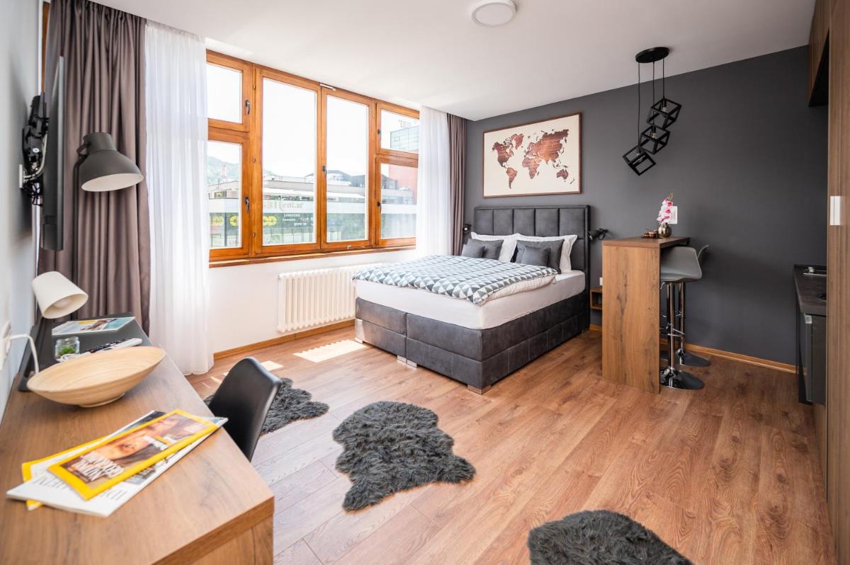 Modern and Bright Apartments - Main Street - Housity