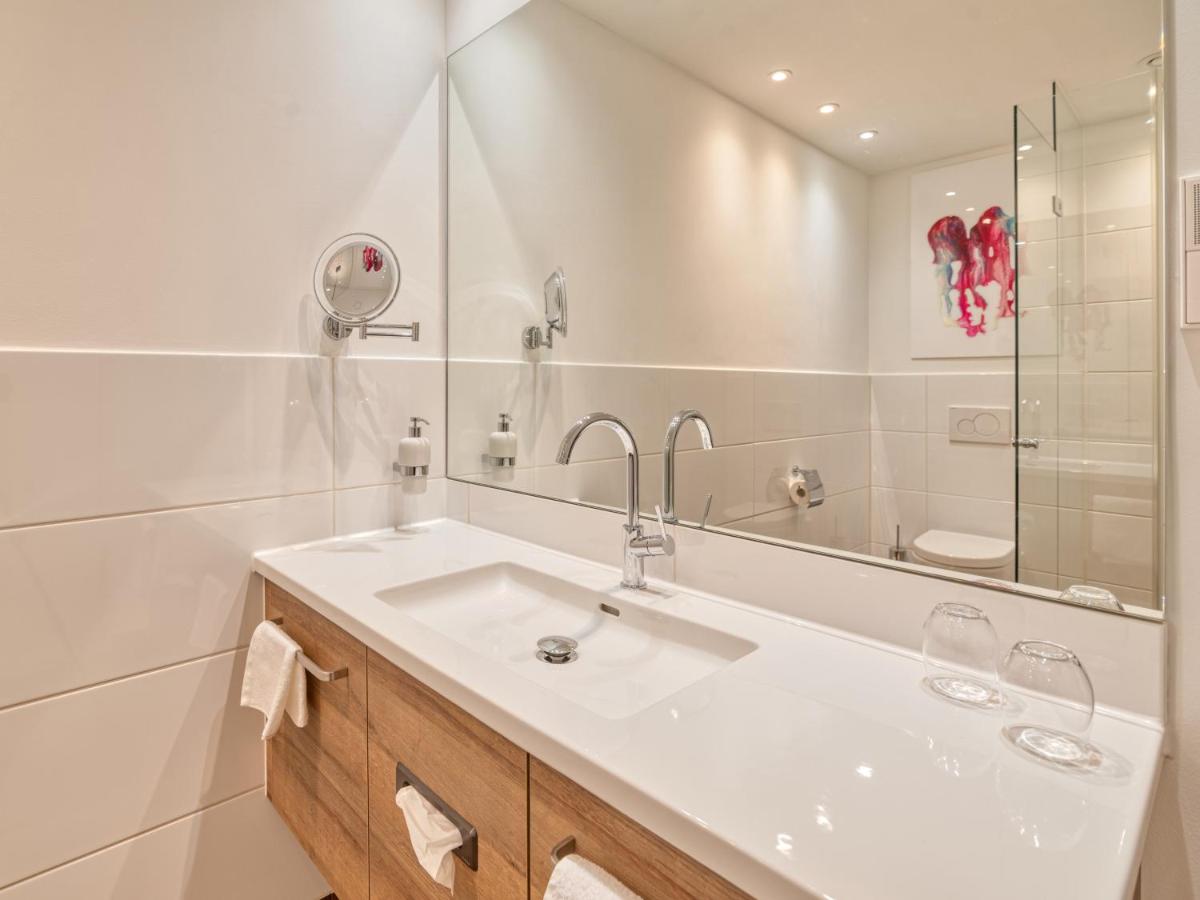 WESTSIDE Hotel - Housity