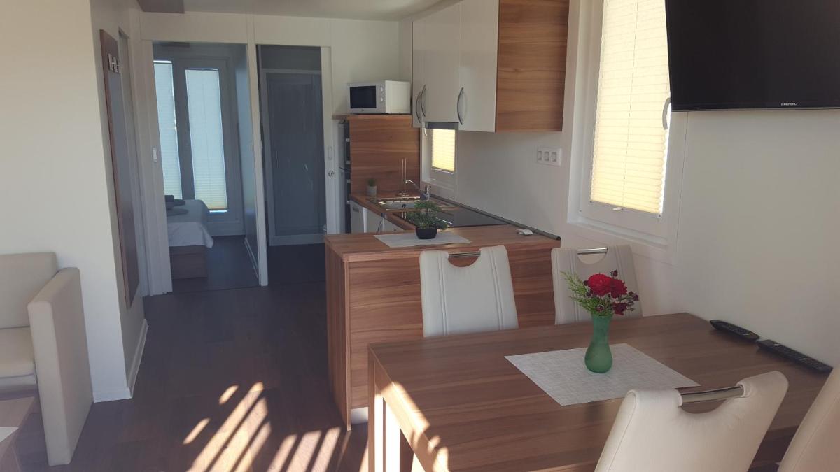 Hausboot Pula - Floating House Water Lily - Housity