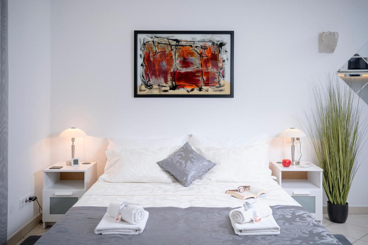 Suitetrails - LUXOR Hvar - Main Square Apartments
