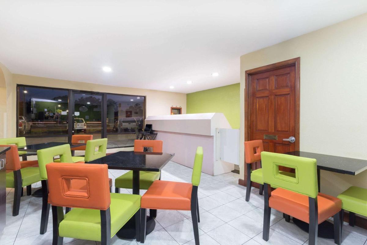 Super 8 by Wyndham Brunswick/St Simons Island Area - Housity
