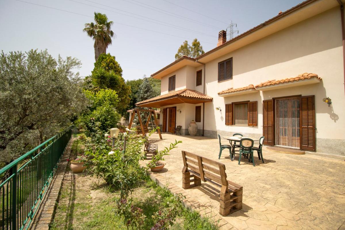 Villa privata con ingresso gratuito al beach club, Villa Mingari - Housity