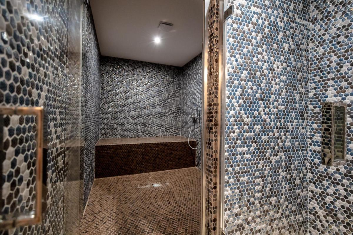 Salle de bains dans l'établissement Hôtel Le Saint Remy & Spa