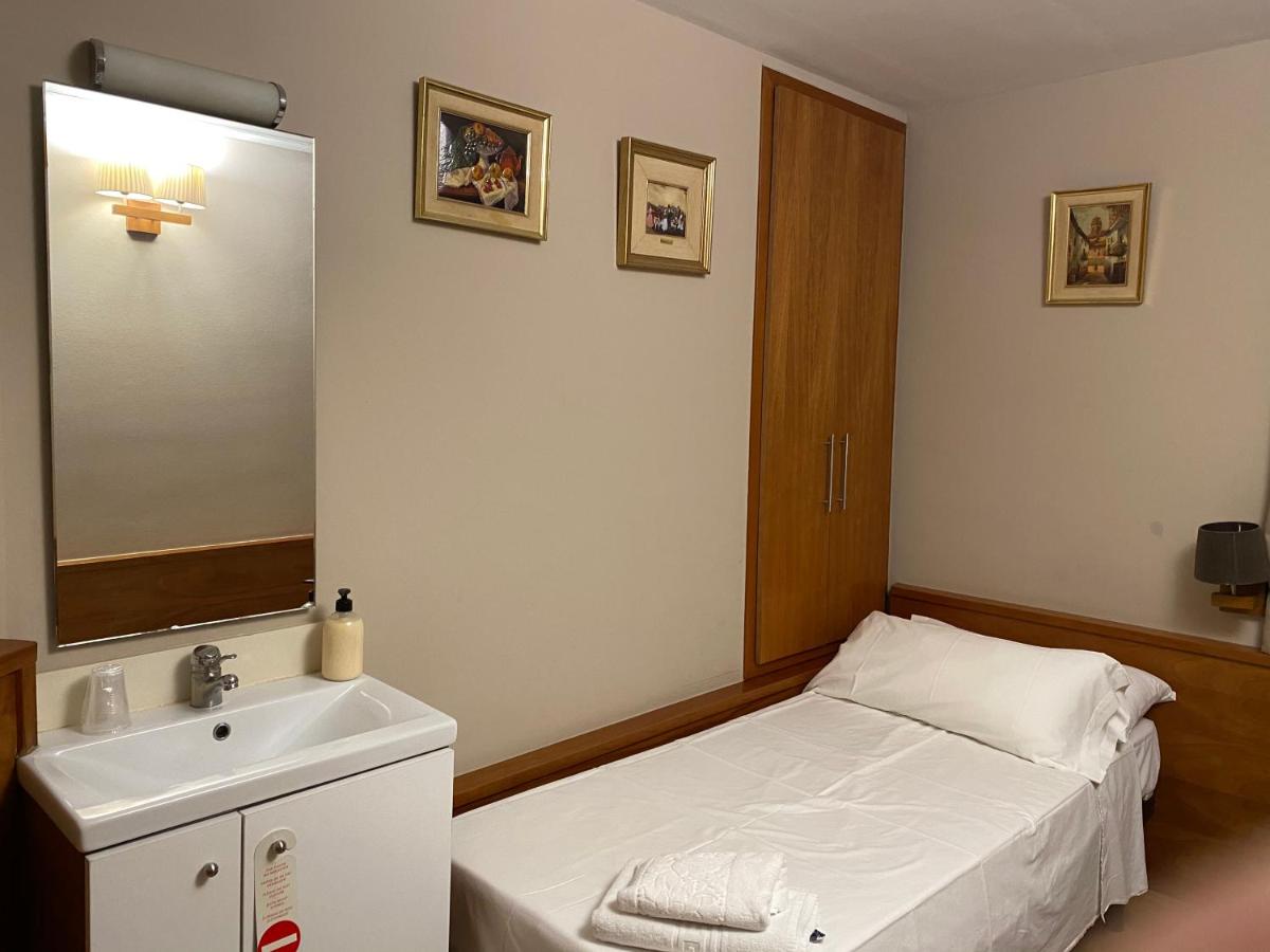 HOSTAL GALICIA CARDEDEU - Housity