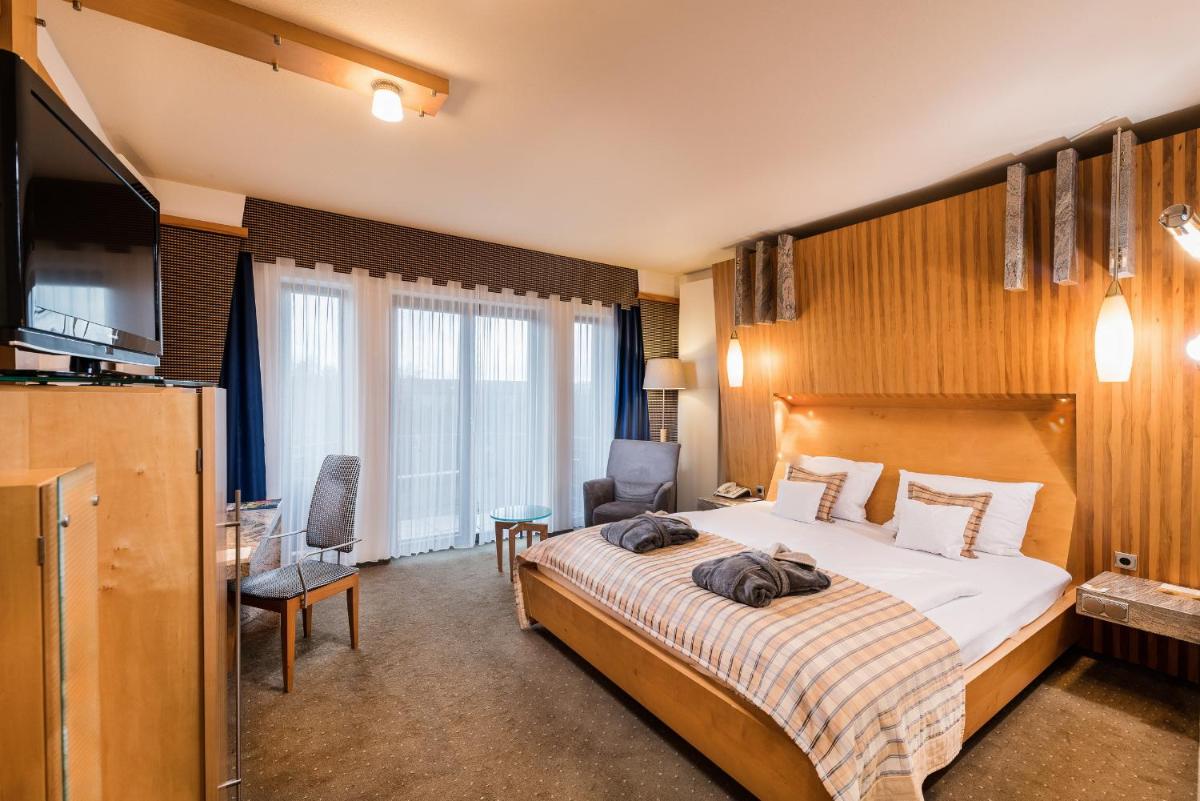 Ein Bett oder Betten in einem Zimmer der Unterkunft Göbels Schlosshotel "Prinz von Hessen" Ein Bett oder Betten in einem Zimmer der Unterkunft Göbels Schlosshotel "Prinz von Hessen"