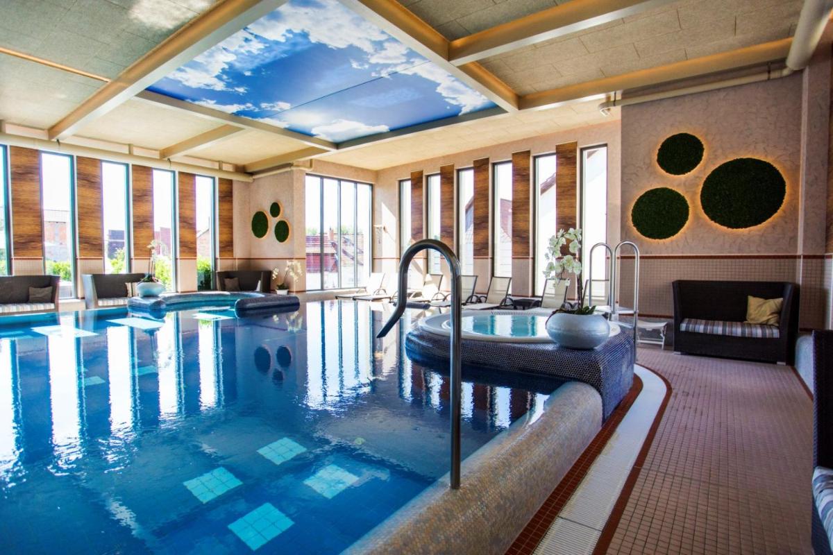 Der Swimmingpool an oder in der Nähe von Göbels Schlosshotel "Prinz von Hessen" Der Swimmingpool an oder in der Nähe von Göbels Schlosshotel "Prinz von Hessen"