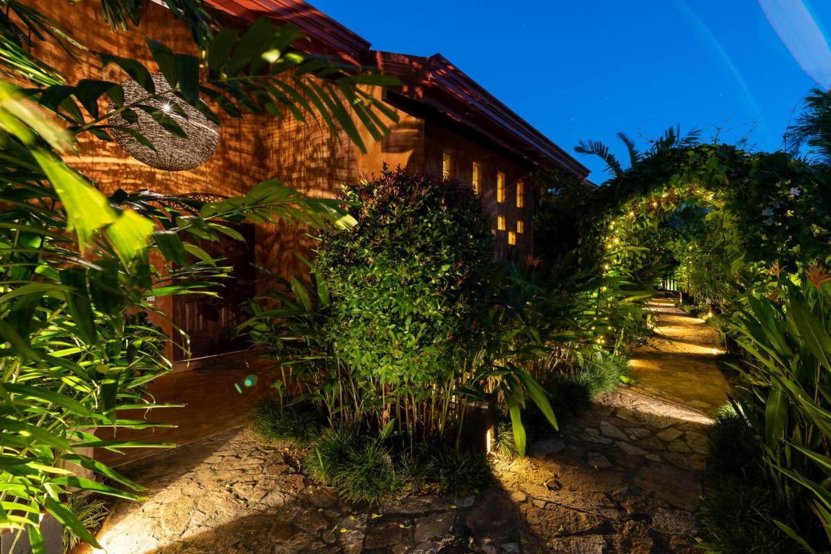 D Canal House - Housity