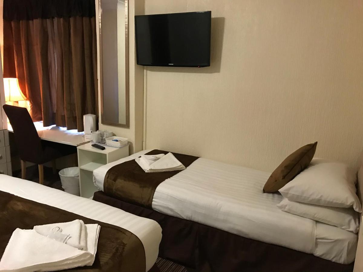 The Feathers Hotel - Housity