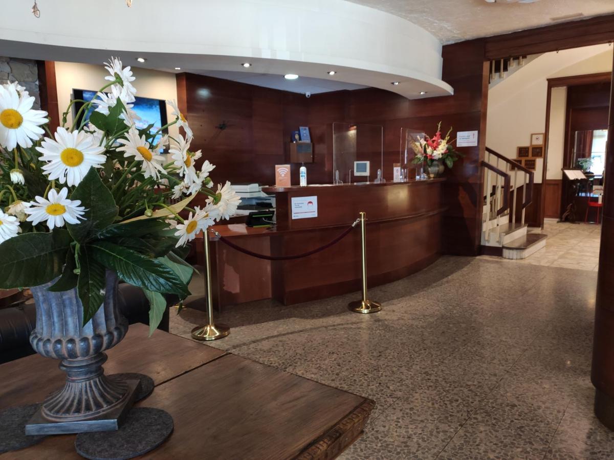 El vestíbulo o zona de recepción de Hotel Restaurant Pessets & SPA