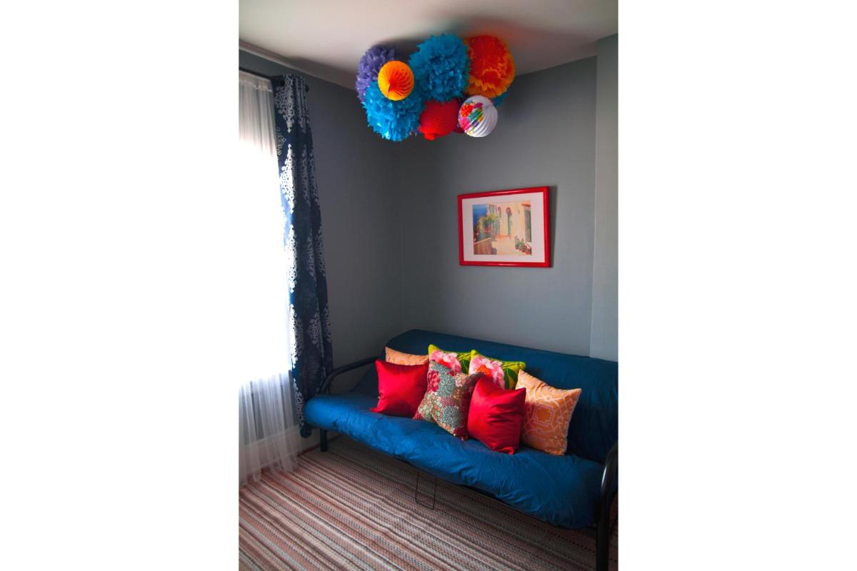 Colour Cube Guest House Toronto Downtown East - Housity