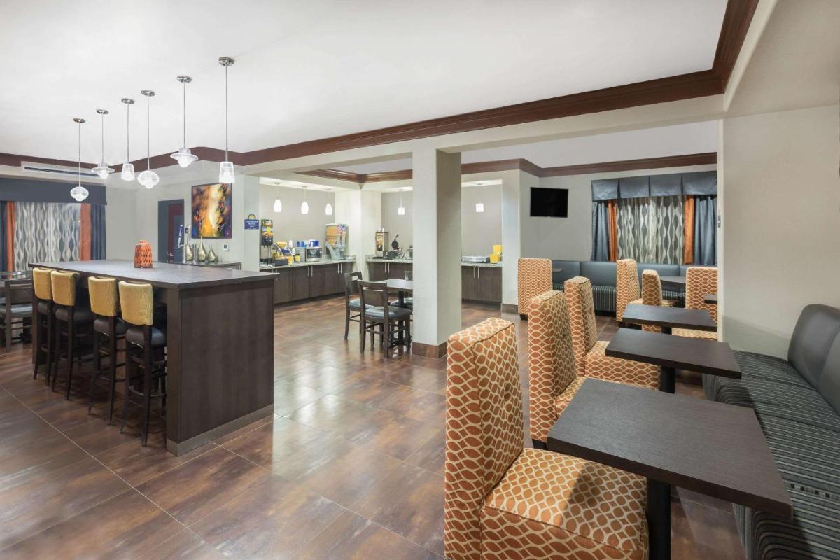Days Inn by Wyndham Dilley - Housity