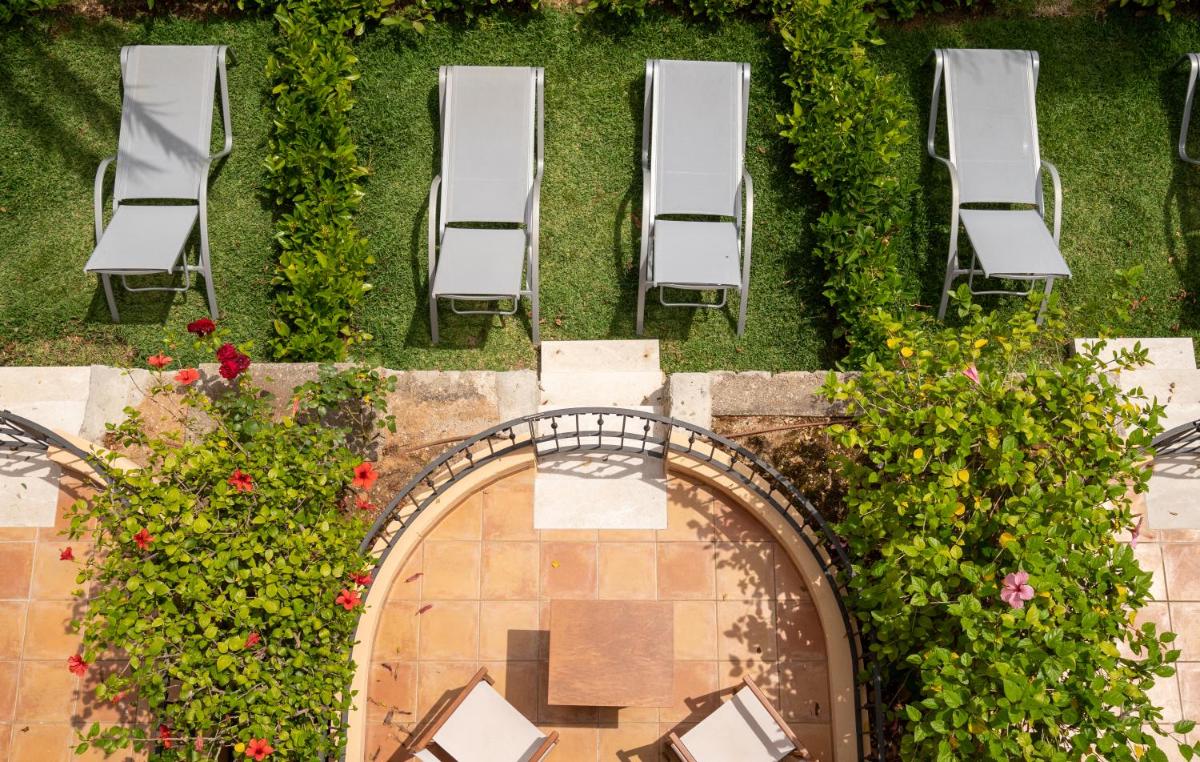 Jardín al aire libre en Mon Port Hotel & Spa