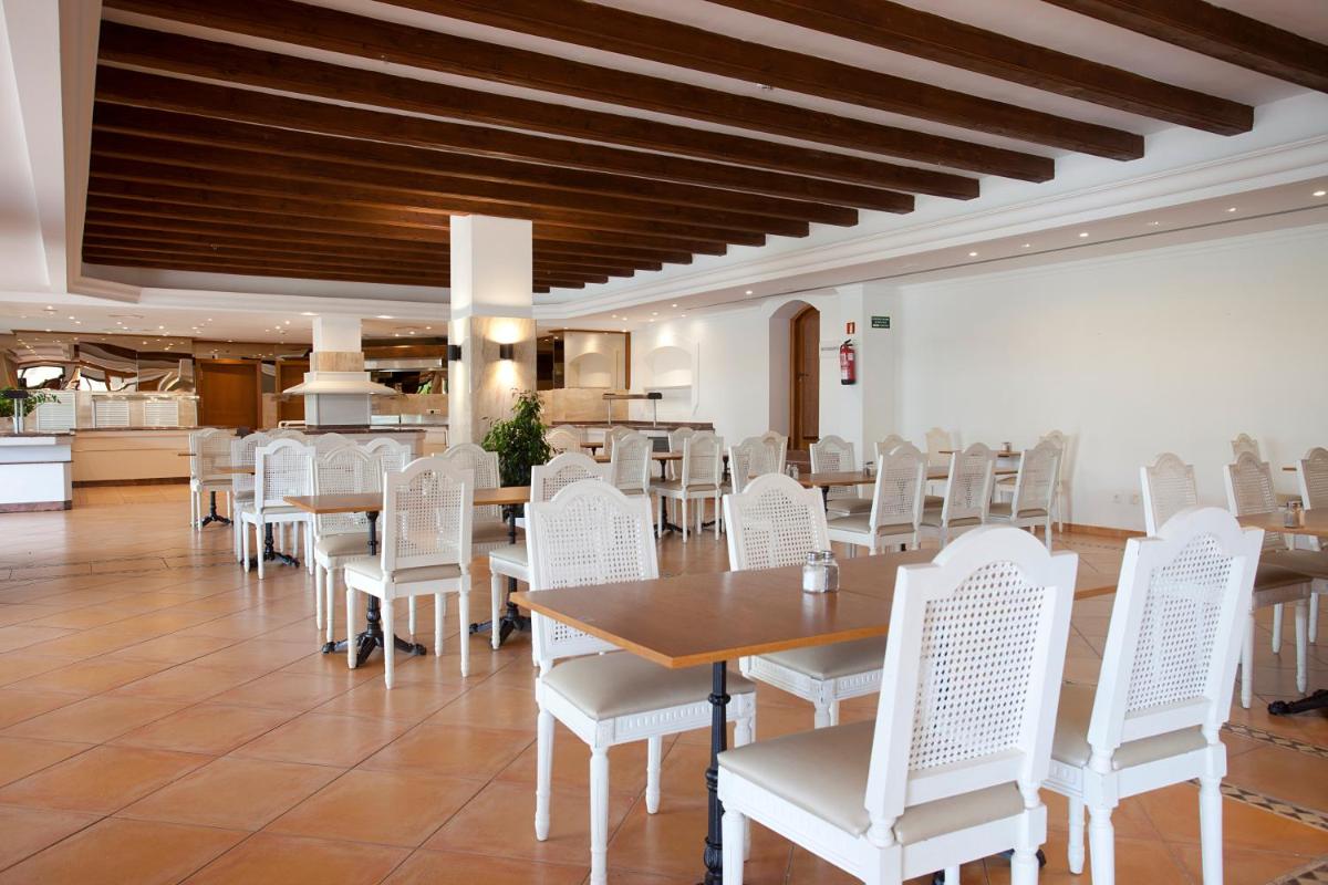 Un restaurante o sitio para comer en Mon Port Hotel & Spa