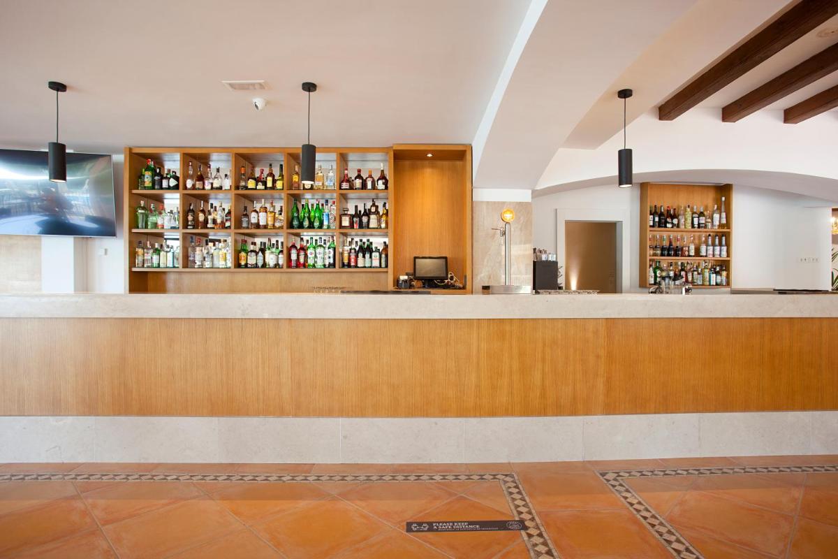 El salón o zona de bar de Mon Port Hotel & Spa