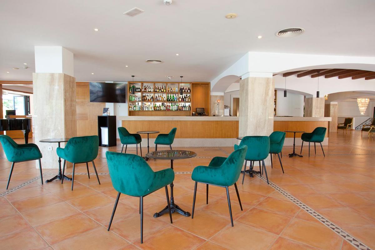 El salón o zona de bar de Mon Port Hotel & Spa
