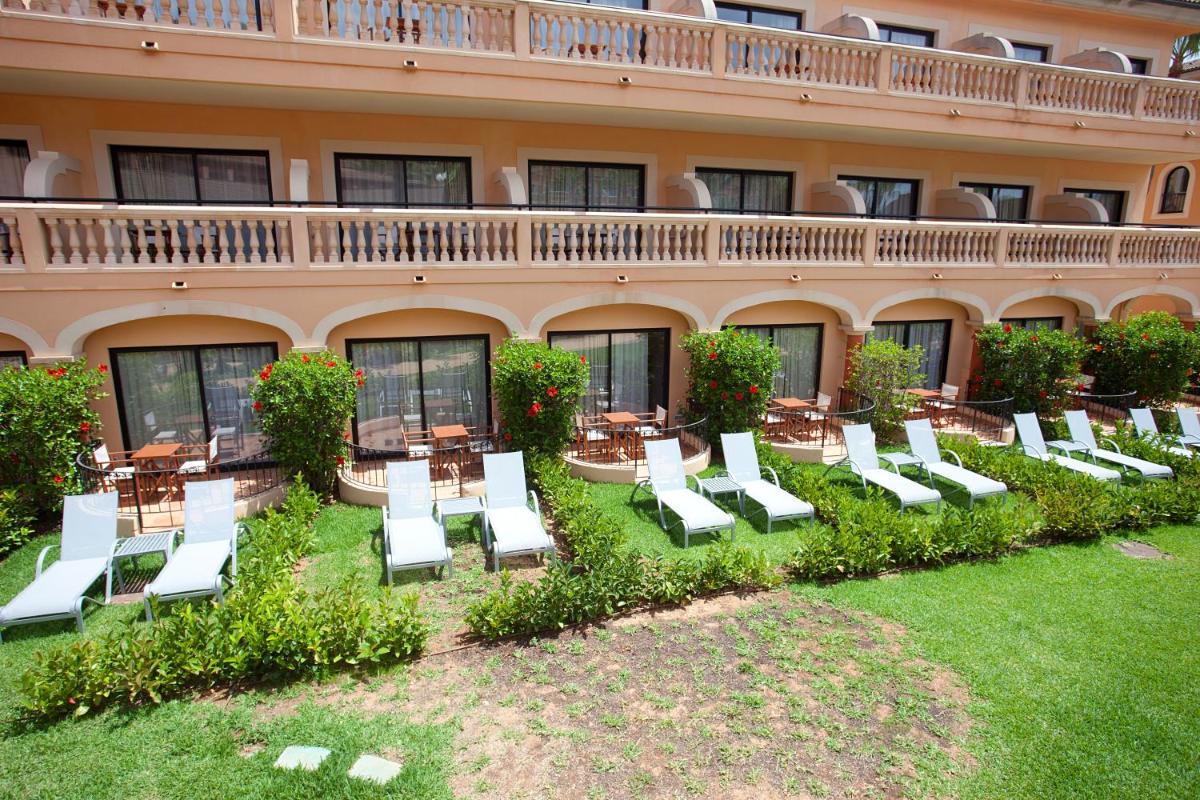Jardín al aire libre en Mon Port Hotel & Spa