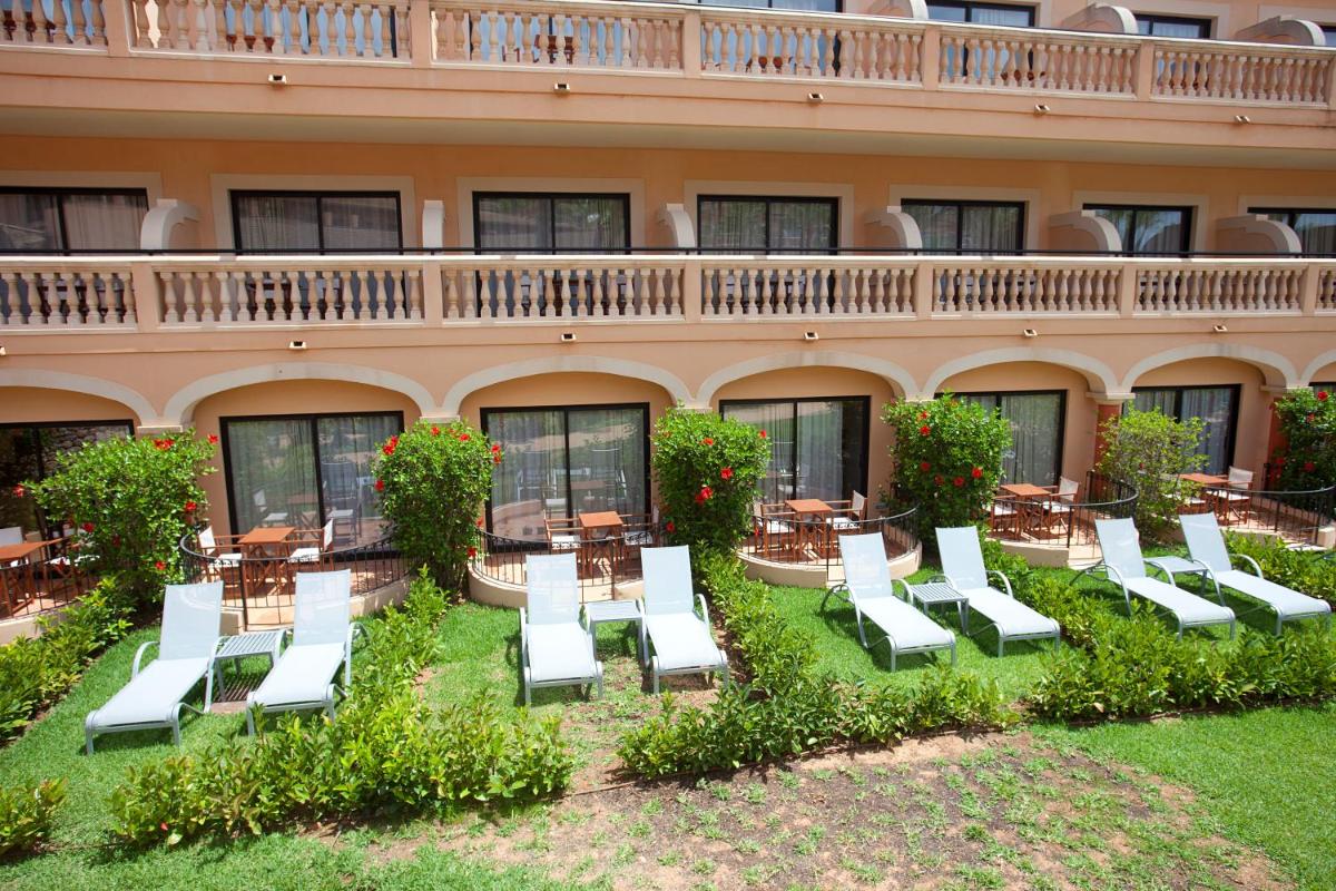 Jardín al aire libre en Mon Port Hotel & Spa