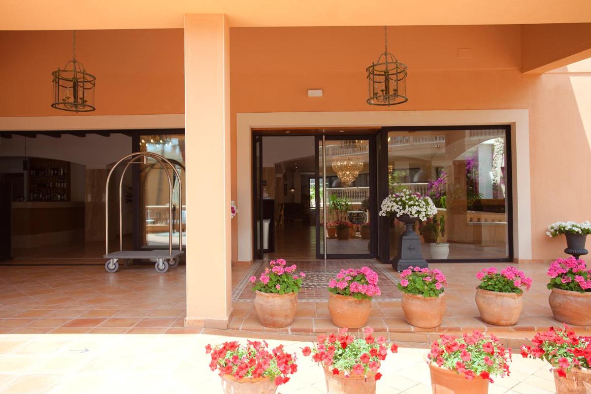 Fachada o entrada de Mon Port Hotel & Spa