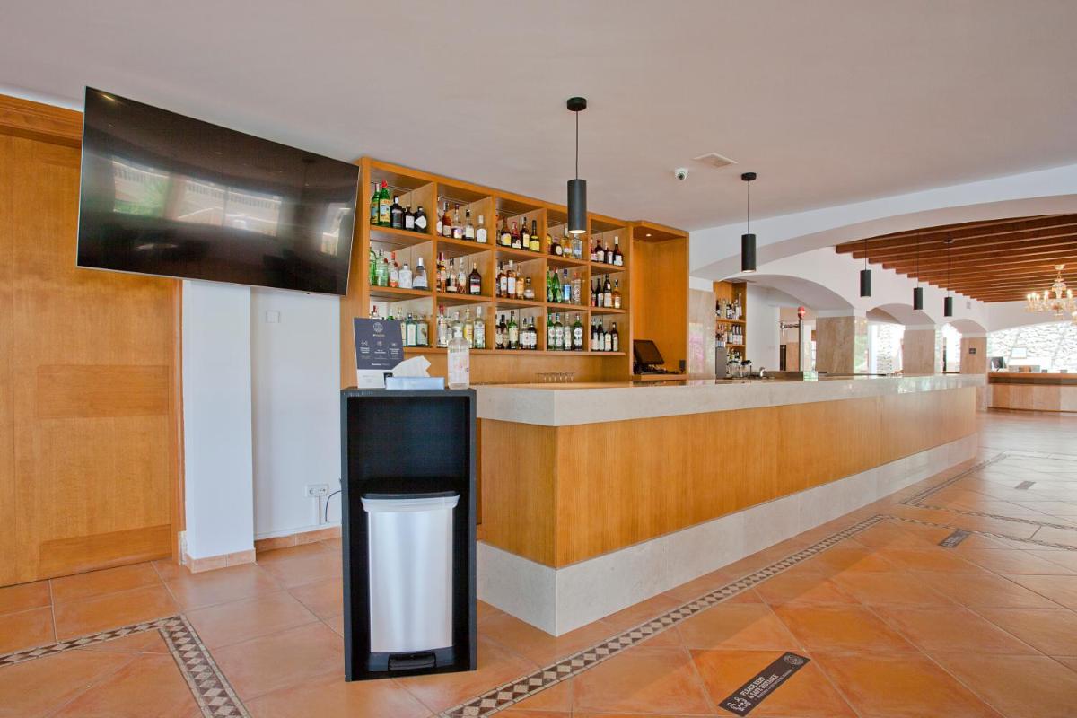 El salón o zona de bar de Mon Port Hotel & Spa