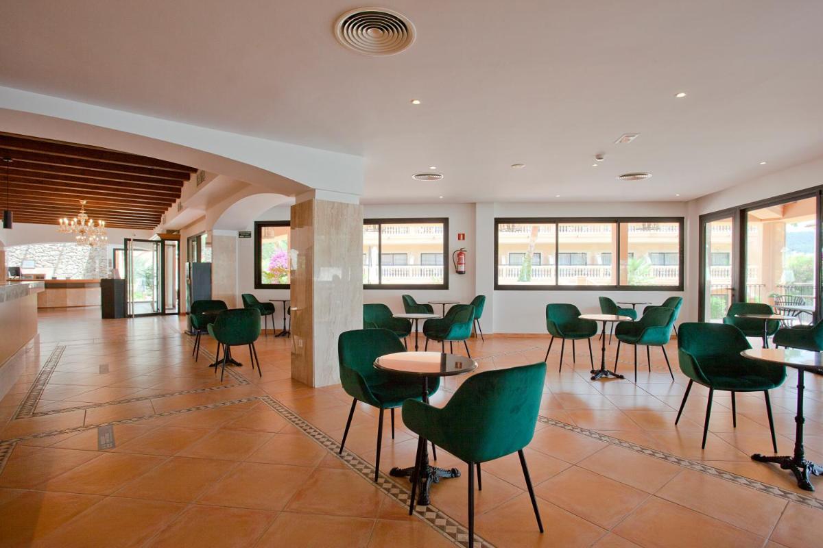 Un restaurante o sitio para comer en Mon Port Hotel & Spa