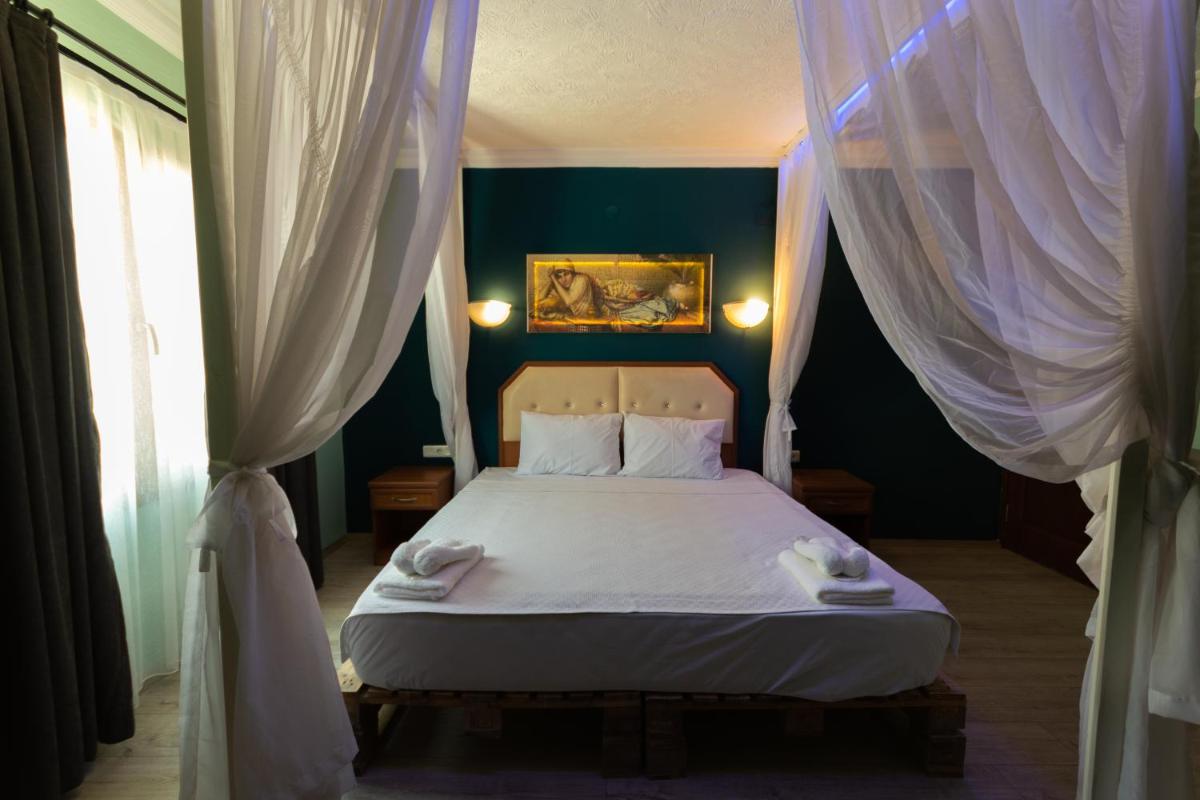 Rebetika Hotel & bistro - Housity