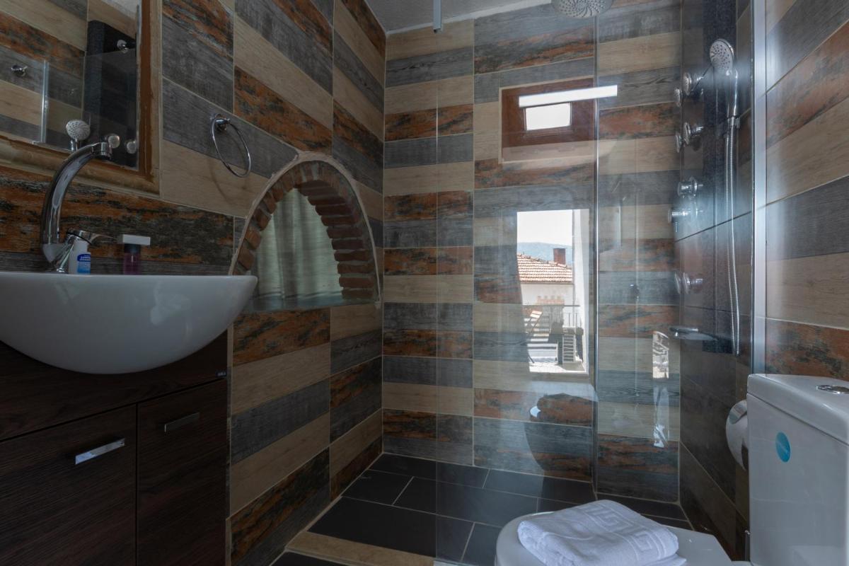 Rebetika Hotel & bistro - Housity