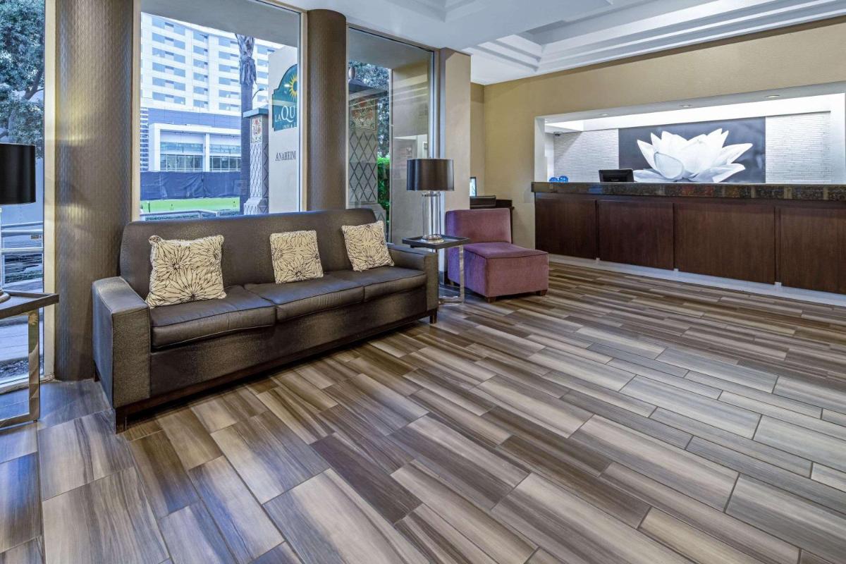 La Quinta by Wyndham Anaheim - Housity