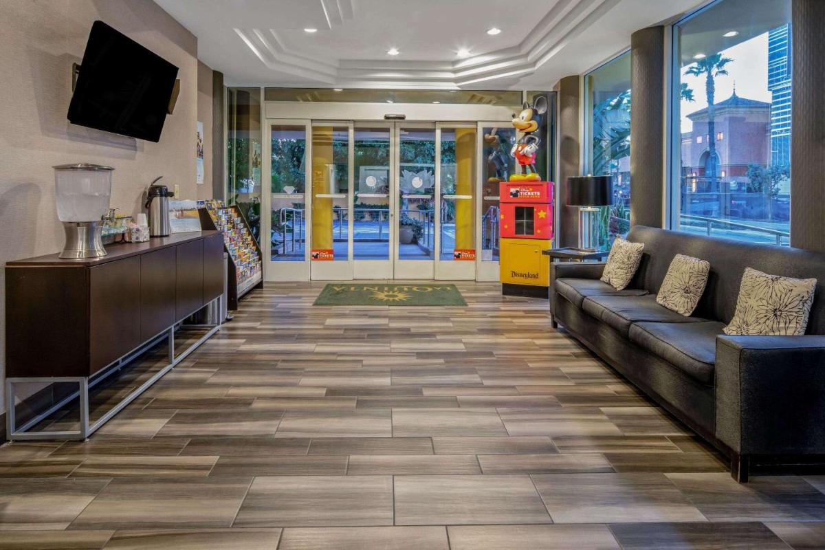 La Quinta by Wyndham Anaheim - Housity
