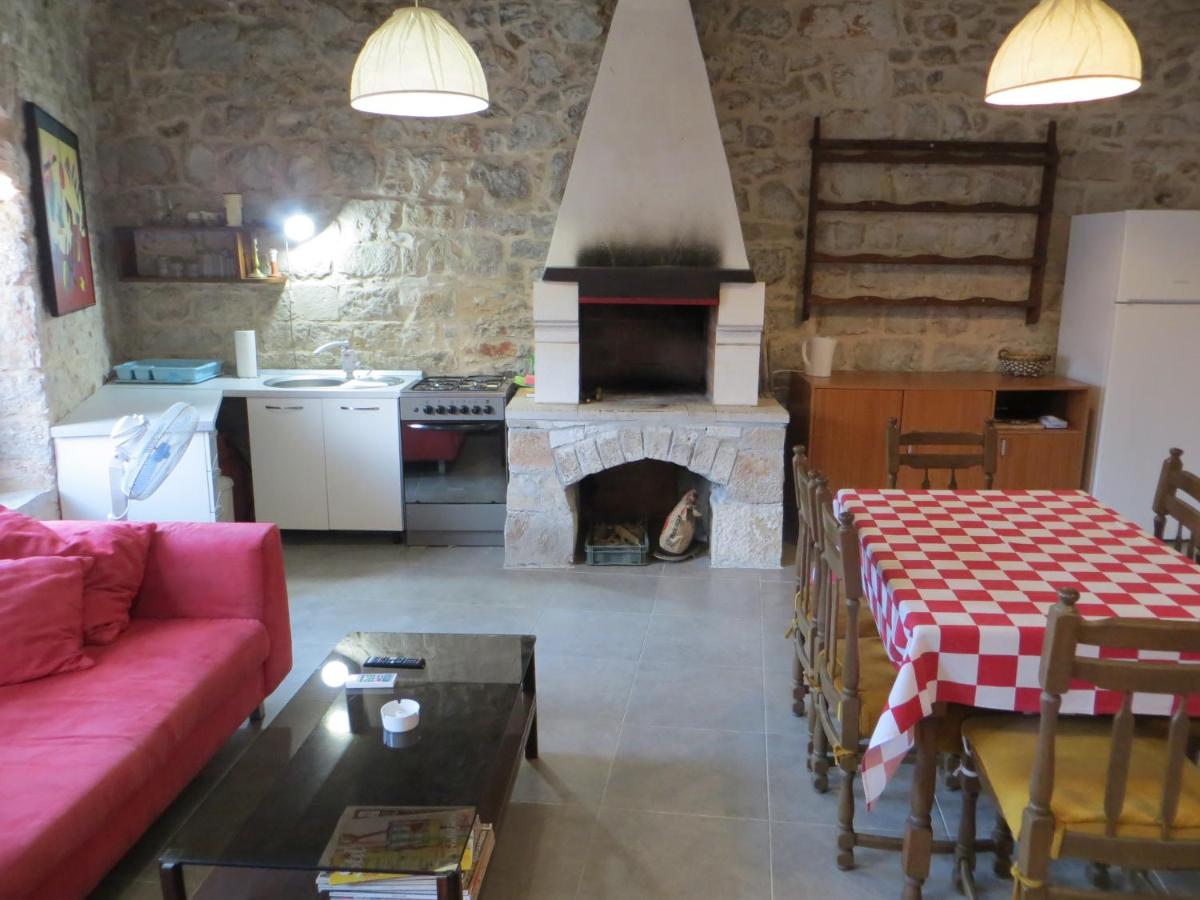 Apartman art atellier Jelsa - Housity