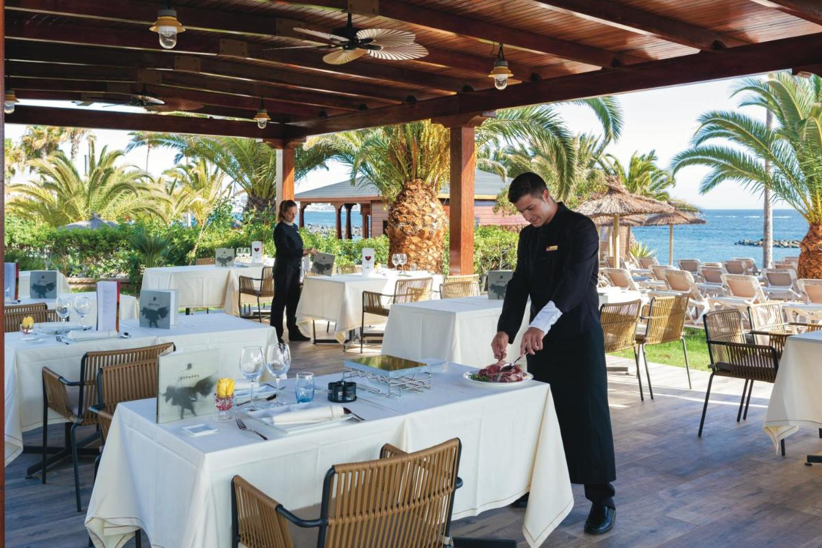 Un restaurante o sitio para comer en Hotel Riu Palace Tenerife