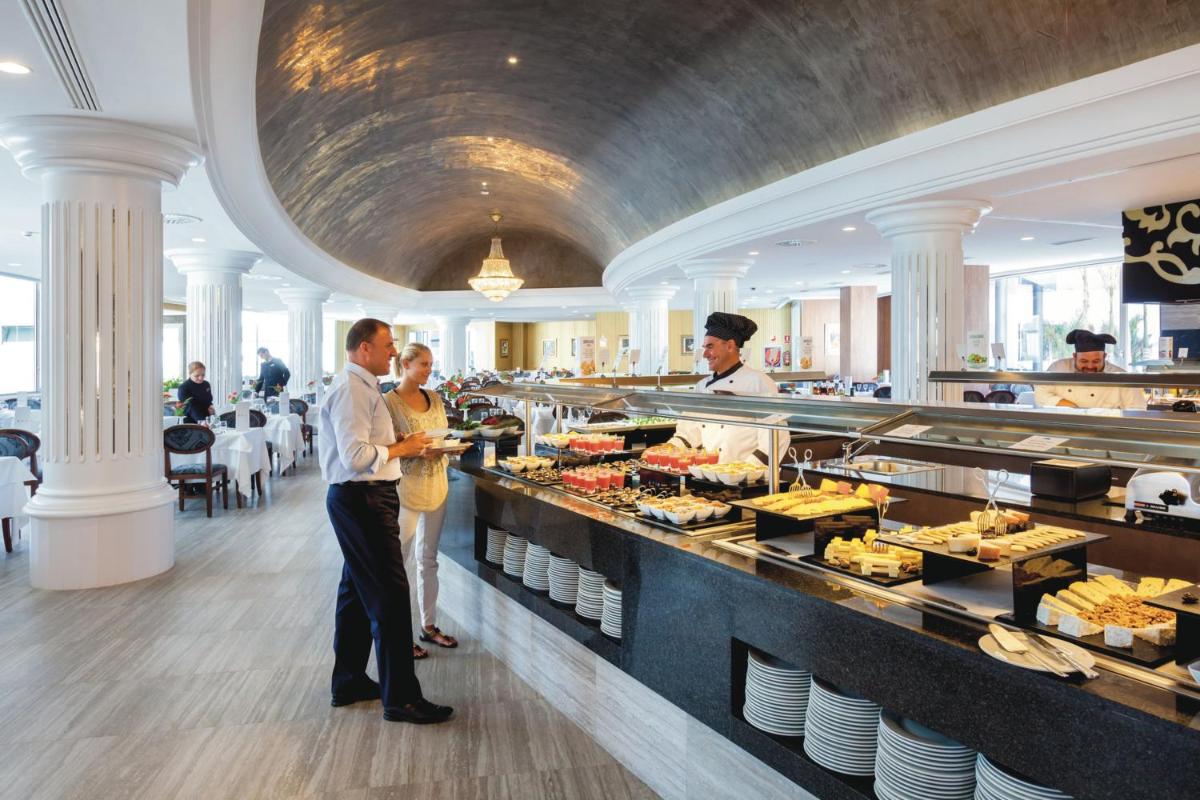 Comida en o cerca de este hotel
